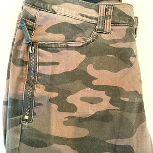 Camo skinny pants.